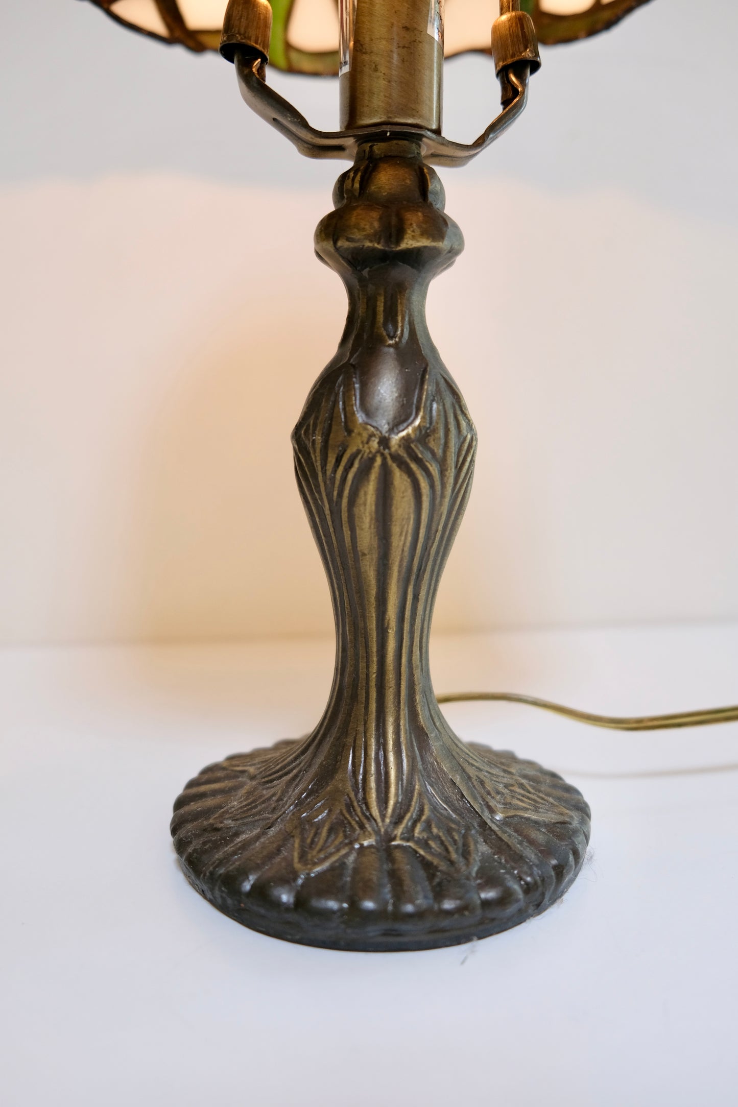 Vintage Tiffany-Style Milk Glass Boudoir Lamp
