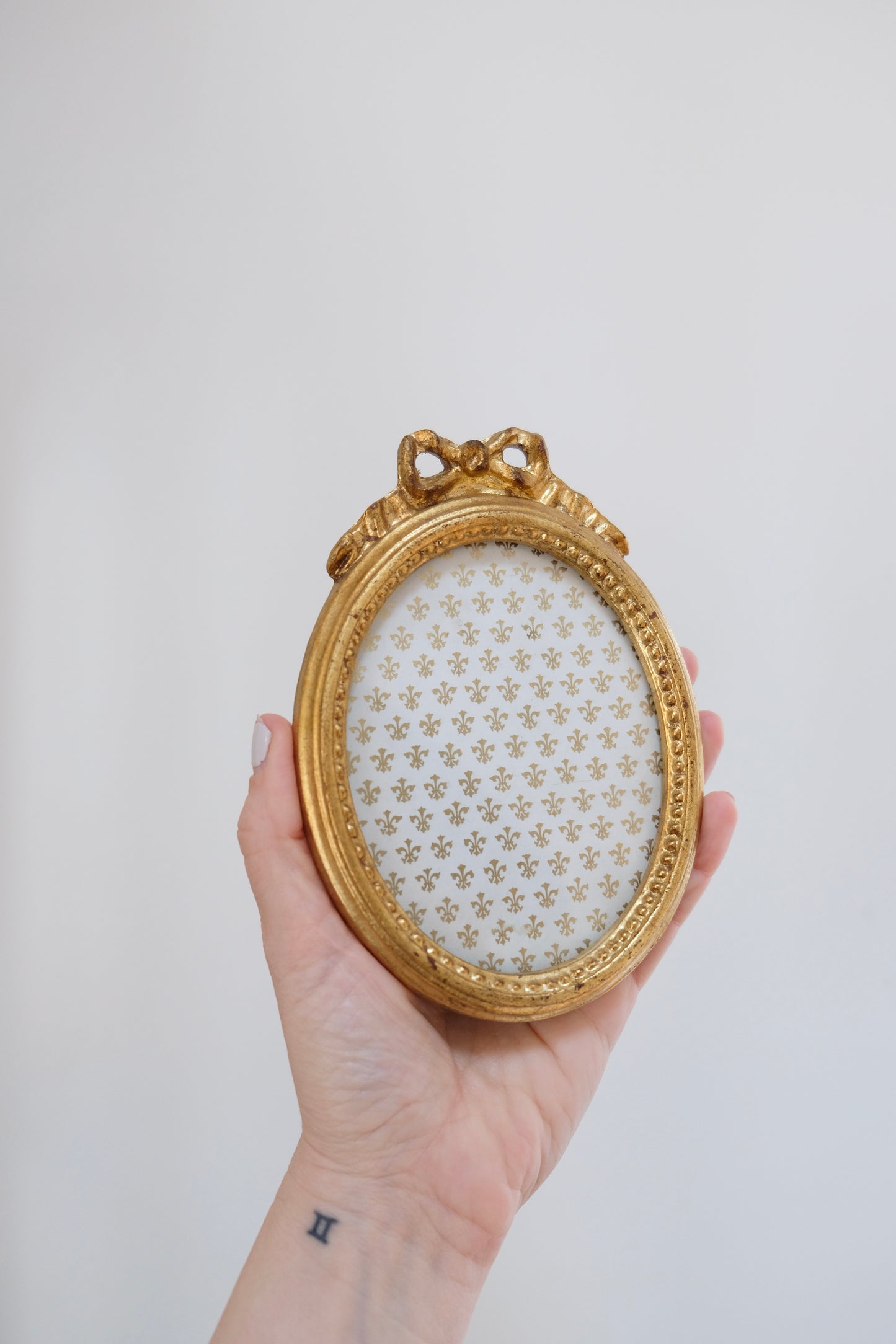 Small Vintage Gilded Wood Florentine Oval Frame with Bow