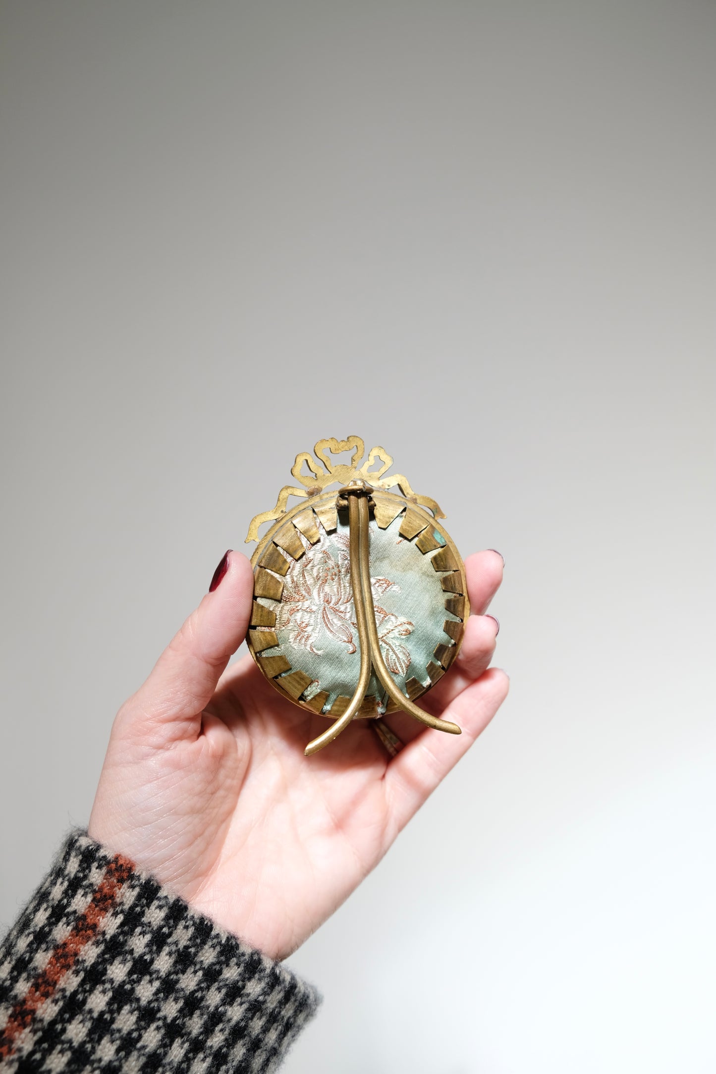 Small Vintage Brass Frame with Bow Detail⁠